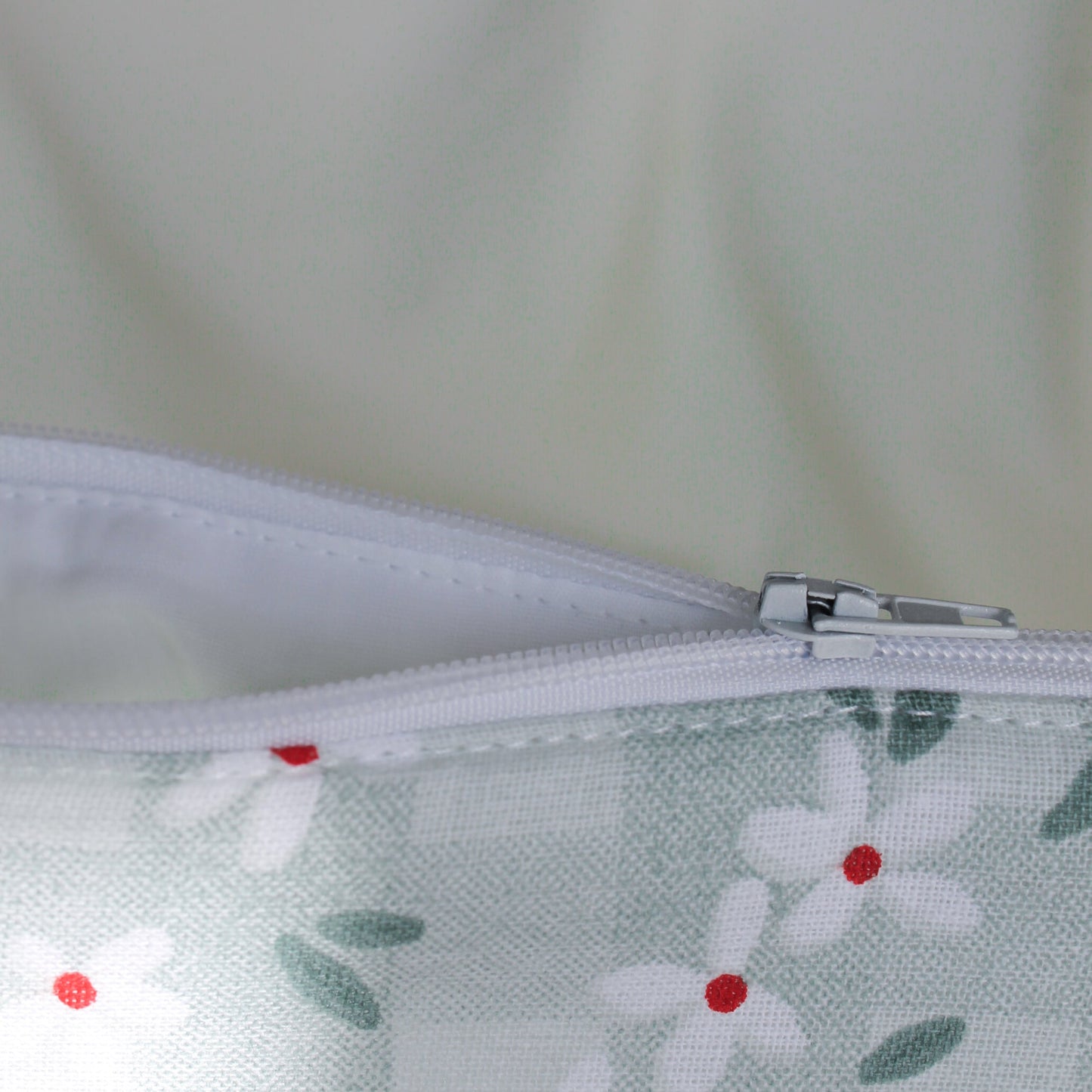 Kindle Pouch - Sage Daisies