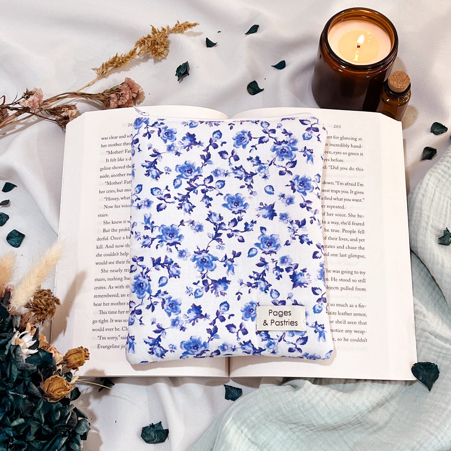 Kindle Pouch - Blue Porcelain Blooms