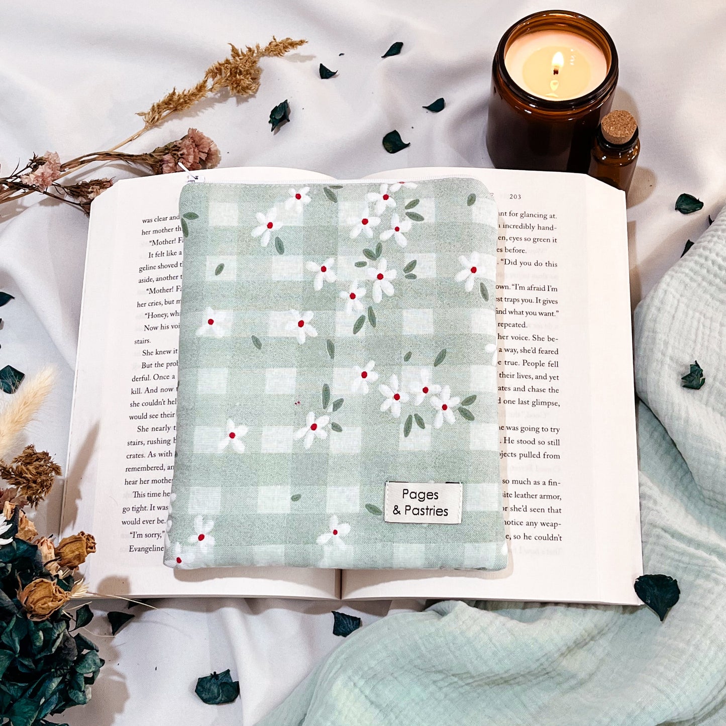 Kindle Pouch - Sage Daisies